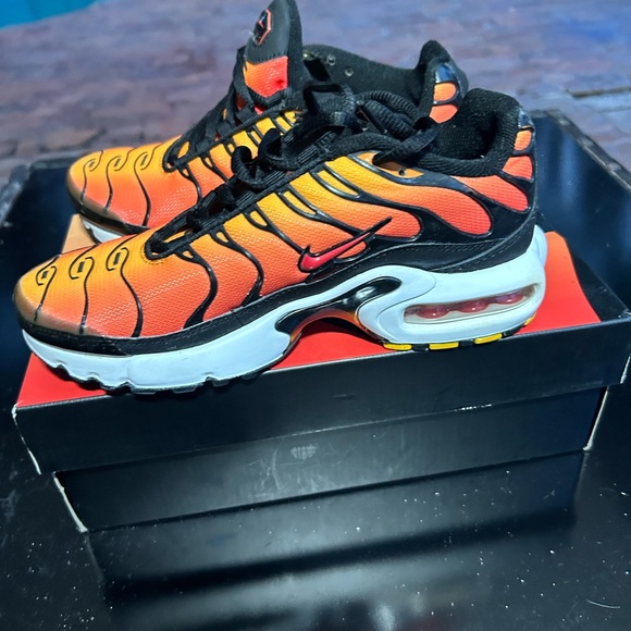 Nike Air Max Plus BV7426-001 Black Orange Red GS  Size 4Y - Picture 4 of 9